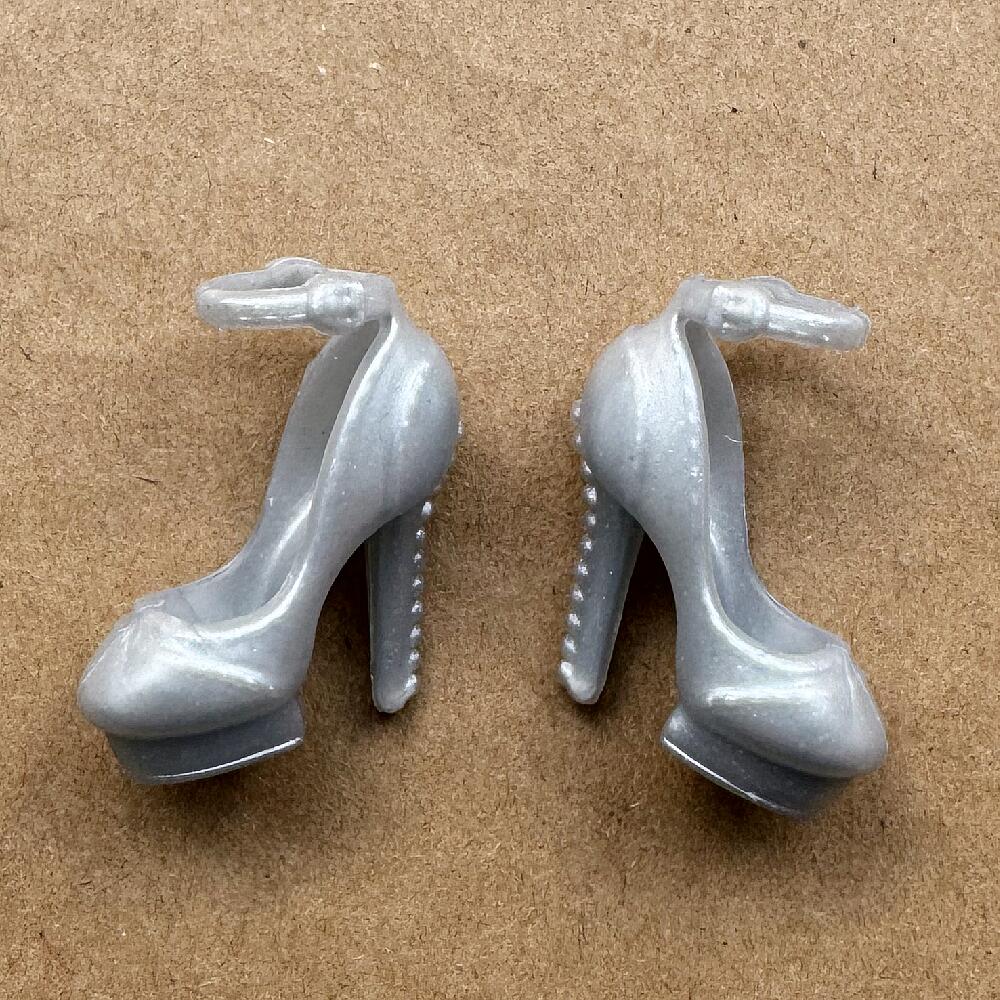 Chaussures de poupée Barbie à  - Vintage Collectible Barbies avis et prix